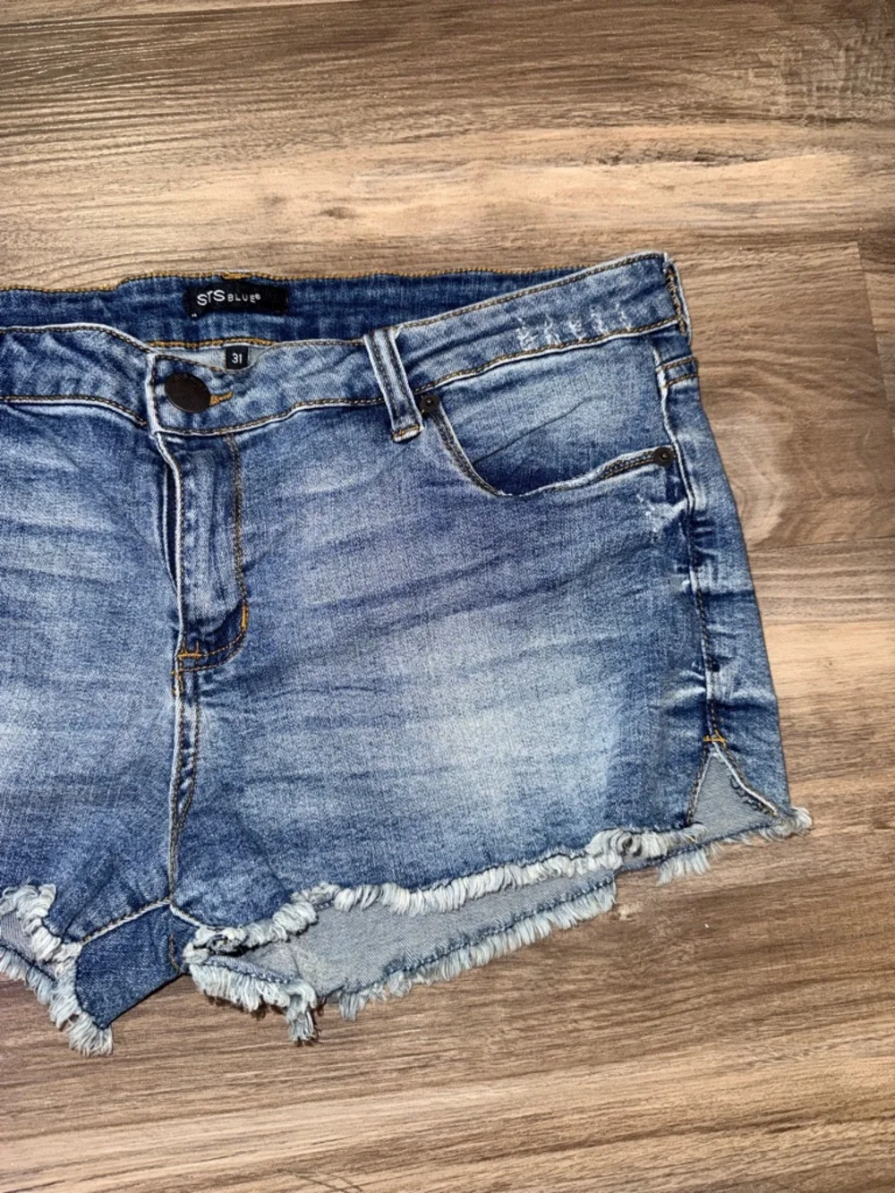 STS Blue distressed denim shorts in a light wash with trendy frayed hem.Size 31. - Picture 6 of 9